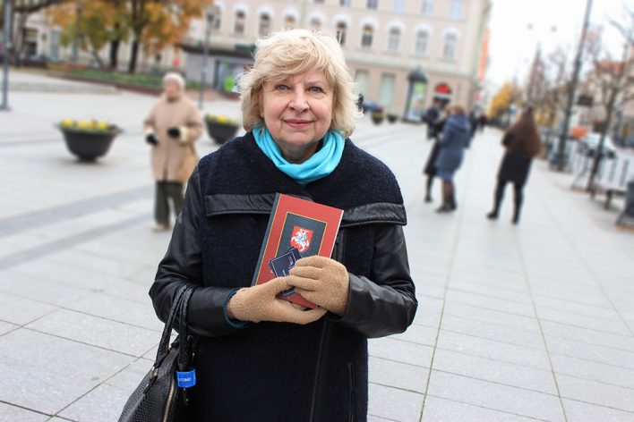 VU Teisės klinika: konstitucijų dalinimas